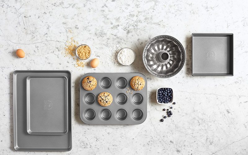 how long to leave brownies in pan after baking